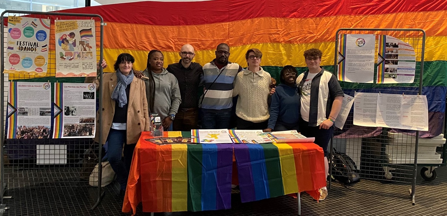 Les militants de Flash Our True Colors sur un salon associatif