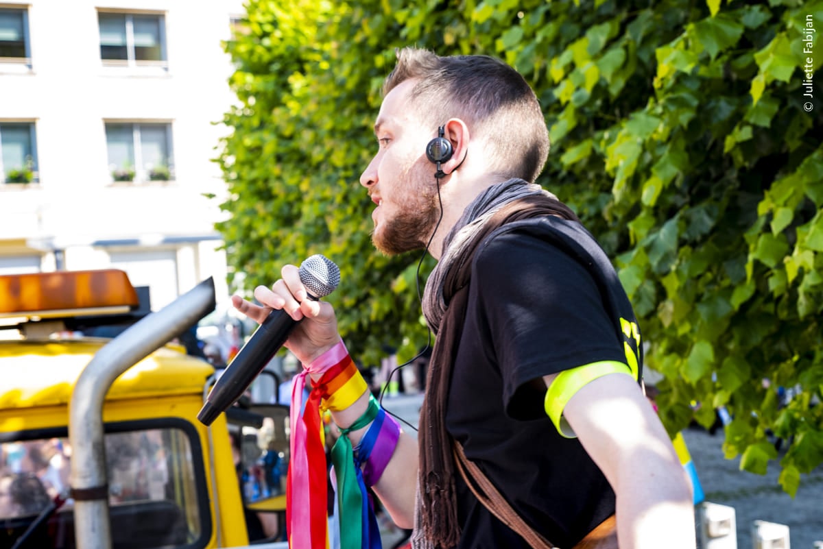 Militant de Flash Our True Colors sur la première Marche des Fiertés d&#39;Amiens en 2019