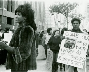 Photo de Marsha P. Johnson tractant sur la voie publique